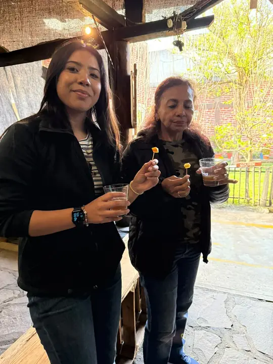 Visitantes brindando con sidra