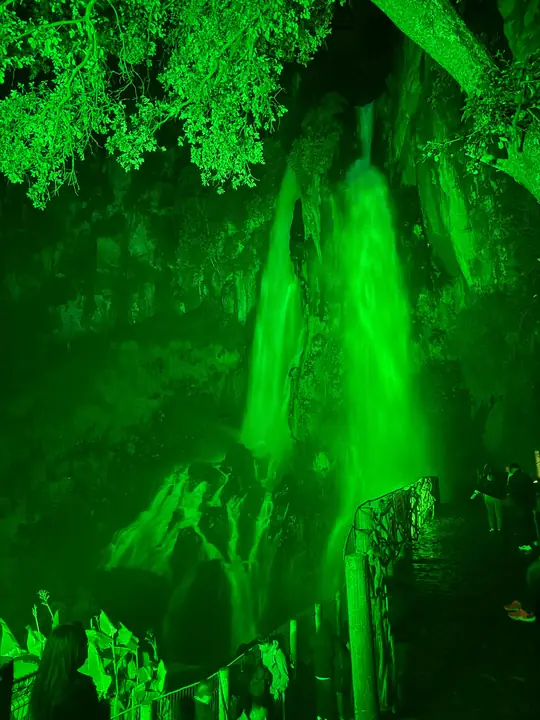Cascada de Las Brizas con iluminación verde