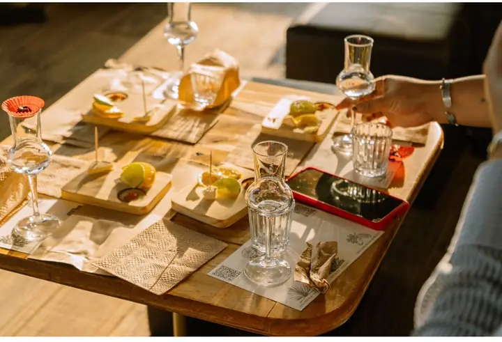 Copas de mezcal y tablas de maridaje sobre la mesa