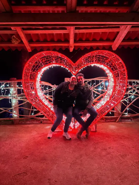 Pareja en el corazón iluminado de Las Brizas