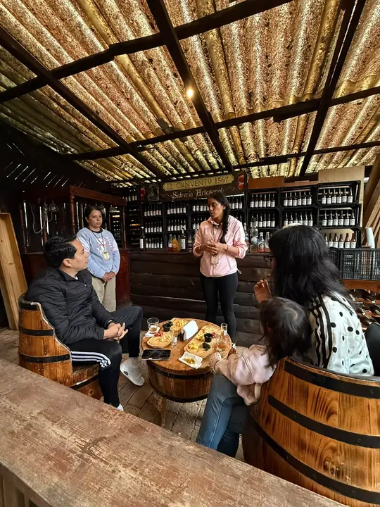 Degustación guiada dentro de la sidrería