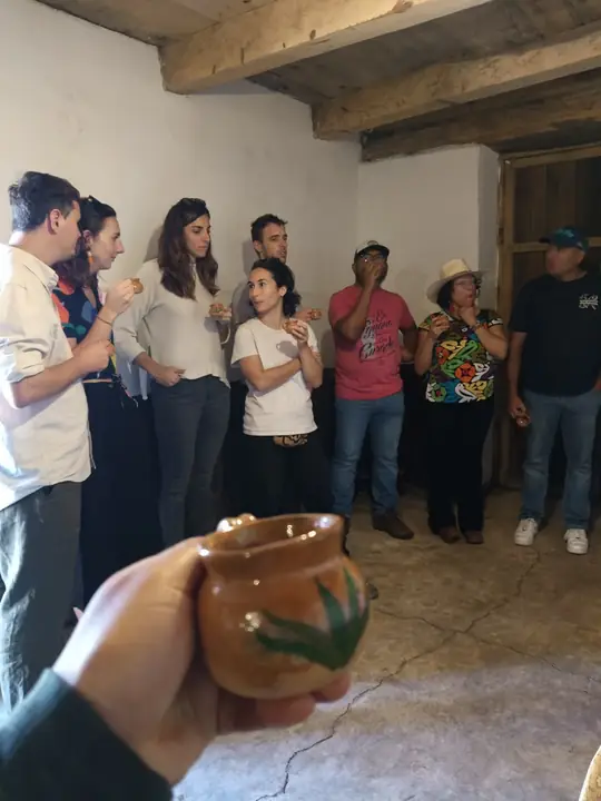Visitantes durante la degustación de pulque