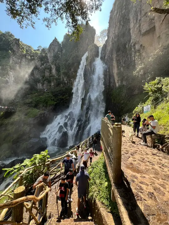 Visitantes en el descenso hacia la cascada