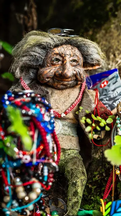 Figura de duende en la Ruta de los Duendes