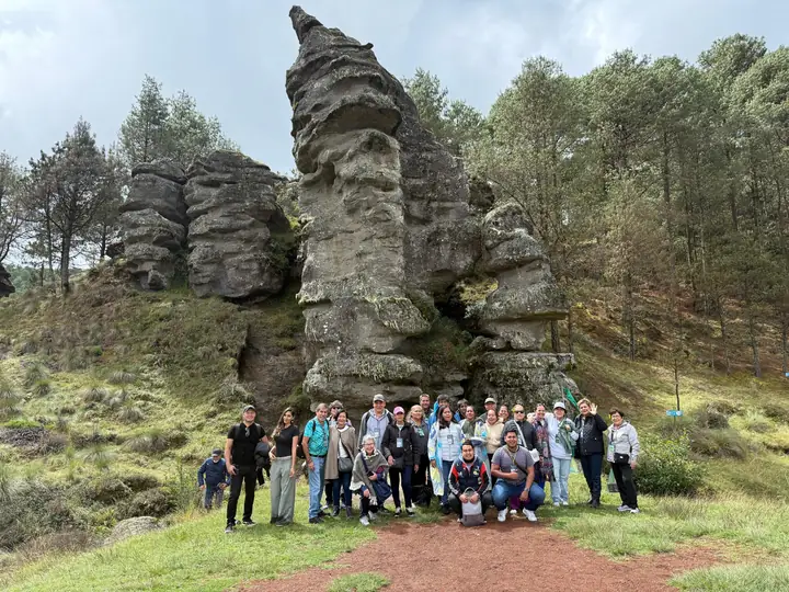 Grupo frente a una formación rocosa del Valle de Piedras Encimadas