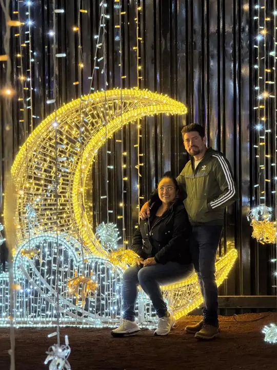 Pareja junto a una luna iluminada