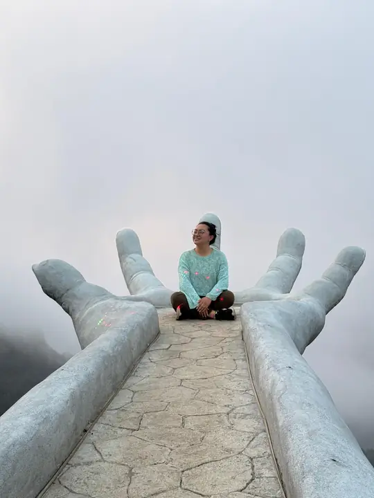 Visitante sentada en la Mano Gigante
