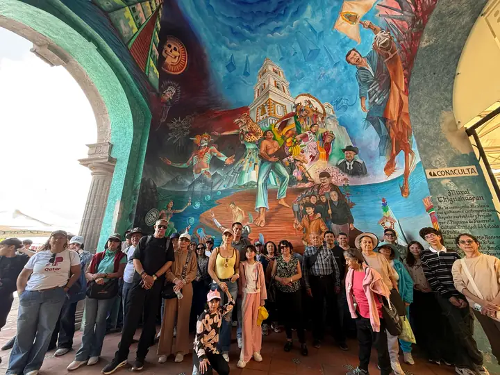 Grupo frente a un mural del centro de Chignahuapan