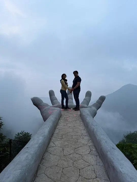 Pareja en la Mano Gigante entre la neblina