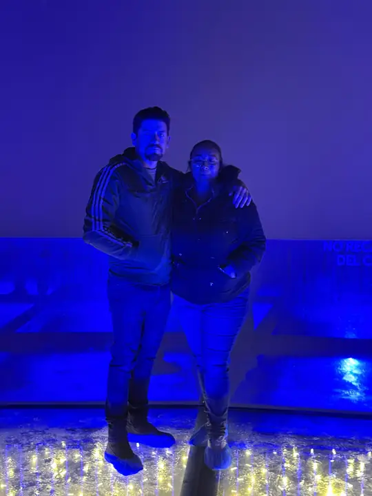Pareja en el Mirador de Cristal iluminado de Las Brizas