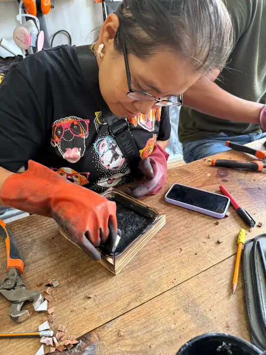 Participante con guantes colocando piezas