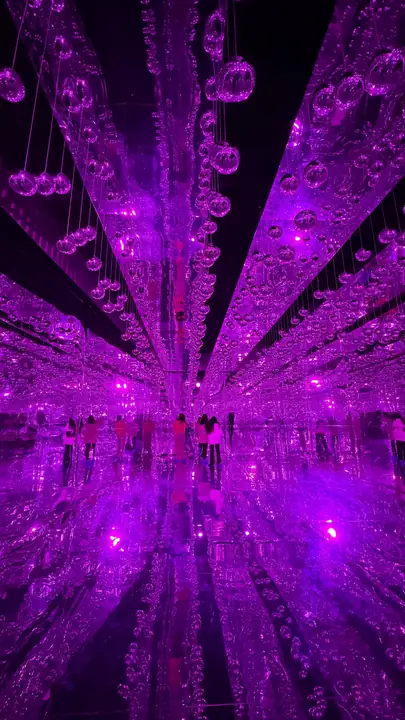 Sala de espejos con luces