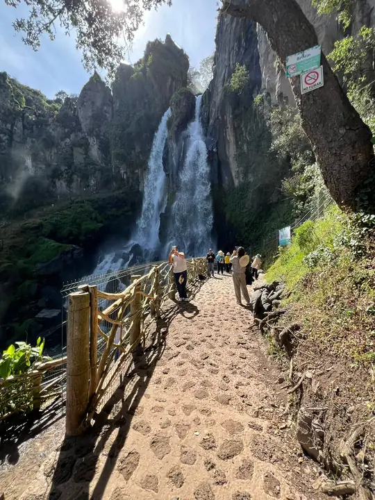 Sendero con vista a la cascada de Las Brizas