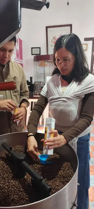 Participante en el tostado de café