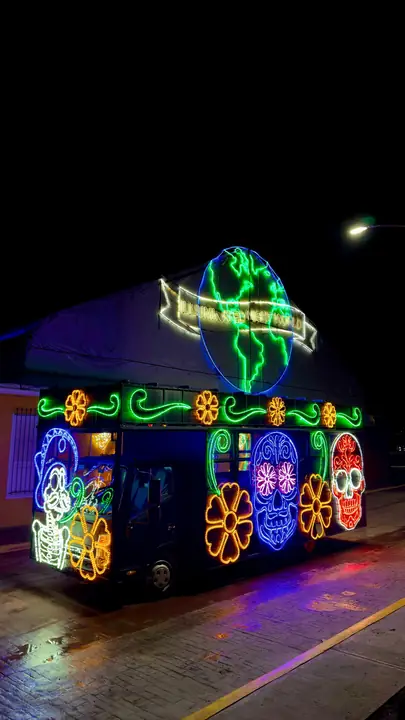 Turibús iluminado con decoración de Día de Muertos en Chignahuapan