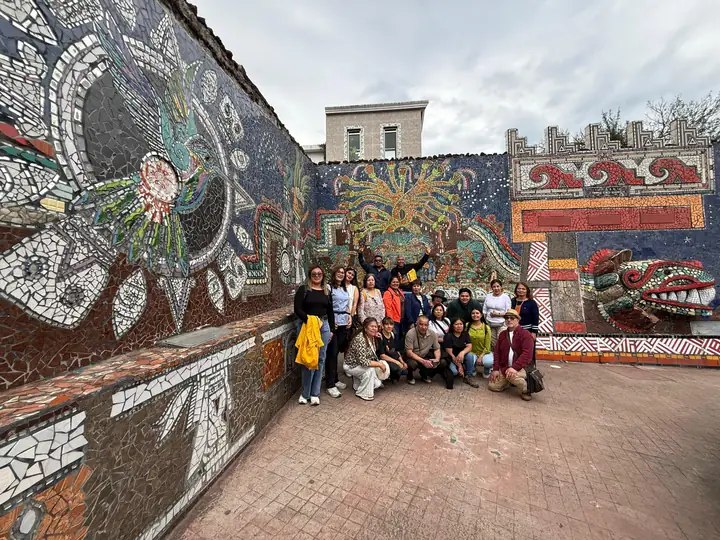 Grupo frente a los Vitromurales de Zacatlán
