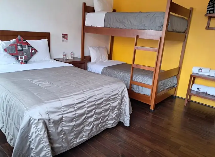 Habitación del Hotel MH con cama y litera