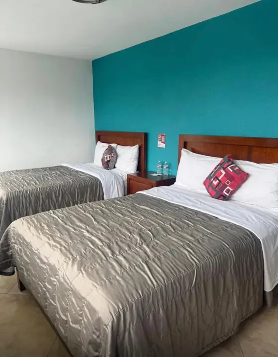 Habitación del Hotel MH con dos camas