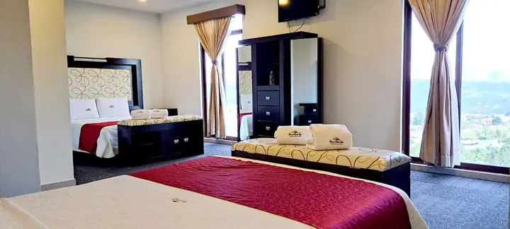 Habitación Cuádruple con ventanales y vista al Pueblo Mágico